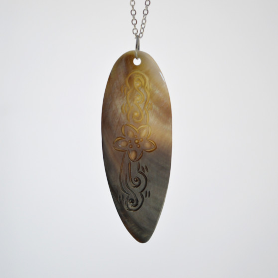 Spearhead Shaped Mother of Pearl Necklace